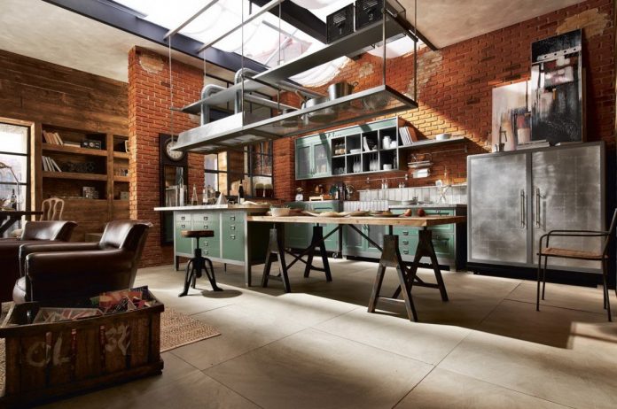 uma cozinha bem típica do estilo com móveis em ferro e madeira, podemos notar a presença de paredes de tijolinho