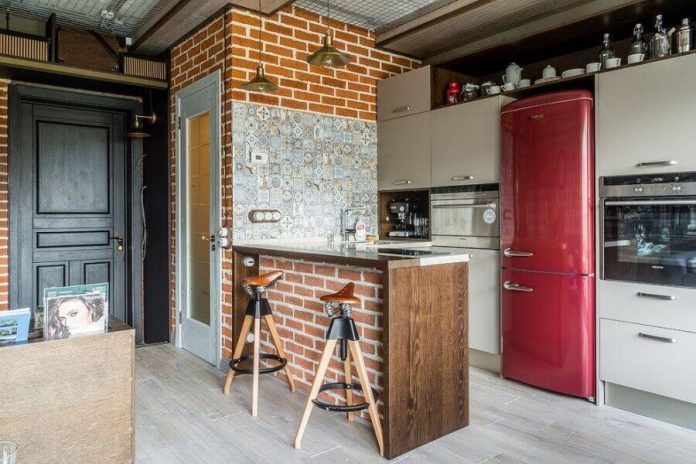 cozinha revestida com um ar rústico e com uma decoração bem aberta no estilo industrial 