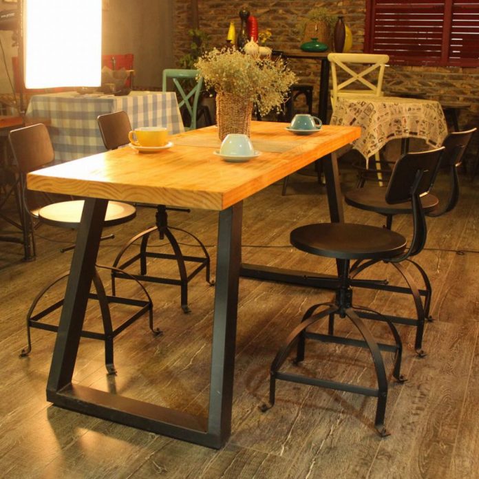 mesa que mescla o uso do ferro e madeira trazendo mais delicadeza ao estilo, esse tipo de mesa fica bem em vários ambientes
