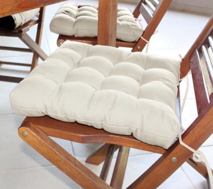 Aqui o Futon vem em uma forma mais tradicional de uso, como assento de cadeira, a cor mais clara trouxe leveza e delicadeza ao ambiente, porém suja bem mais.