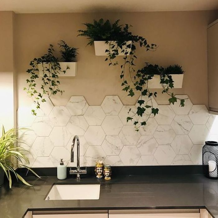 Uma parede de duas cores que traz muita beleza e chama atenção para o local em que é inserida, veja como o uso desse tipo de parede valorizou o ambiente e deixou essa cozinha ainda mais especial.