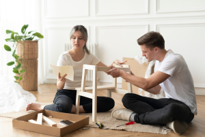 Casal mudando móveis ao descobrir como redecorar casa.
