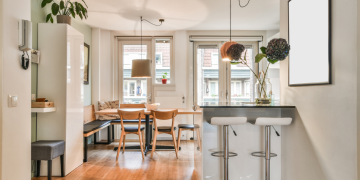 Imagem de cozinha com sala de jantar em ambientes integrados e funcionais.