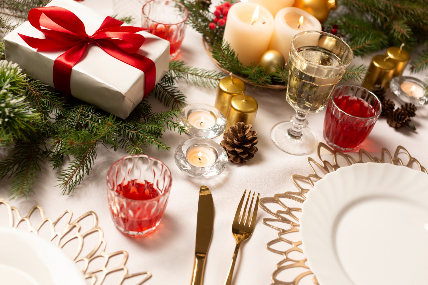 mesa posta de Natal com vários elementos decorativos.