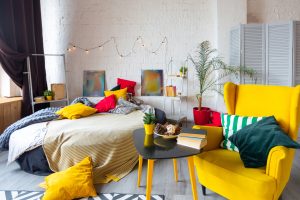 Cômodo de apartamento com móveis coloridos. 