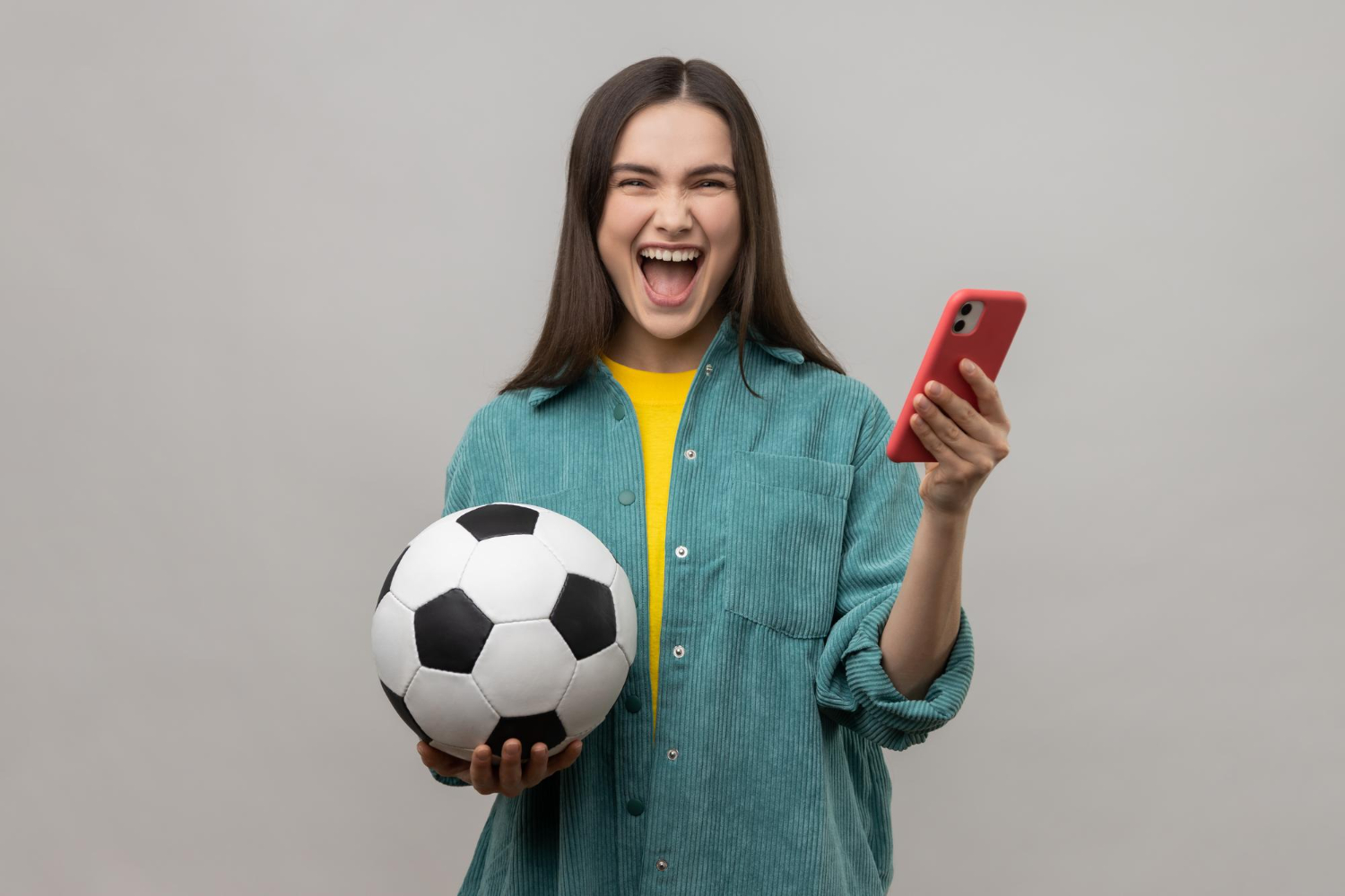 Moça feliz ao descobrir Aplicativos para assistir jogos de futebol.