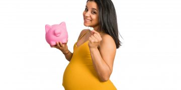 mulher gravida descobrindo como solicitar salário-maternidade urbano