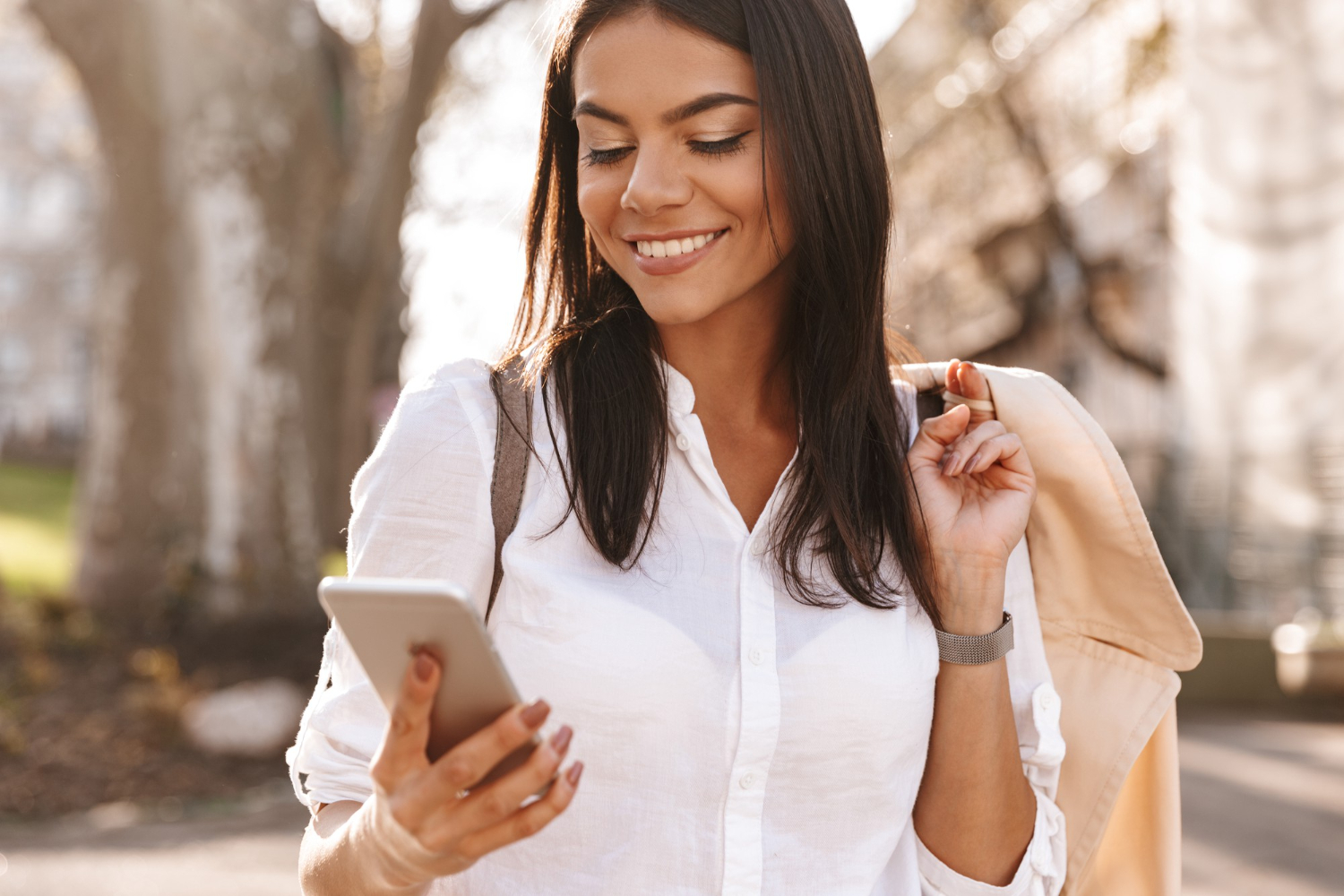 Mulher feliz utilizando Aplicativos para facilitar dia a dia.