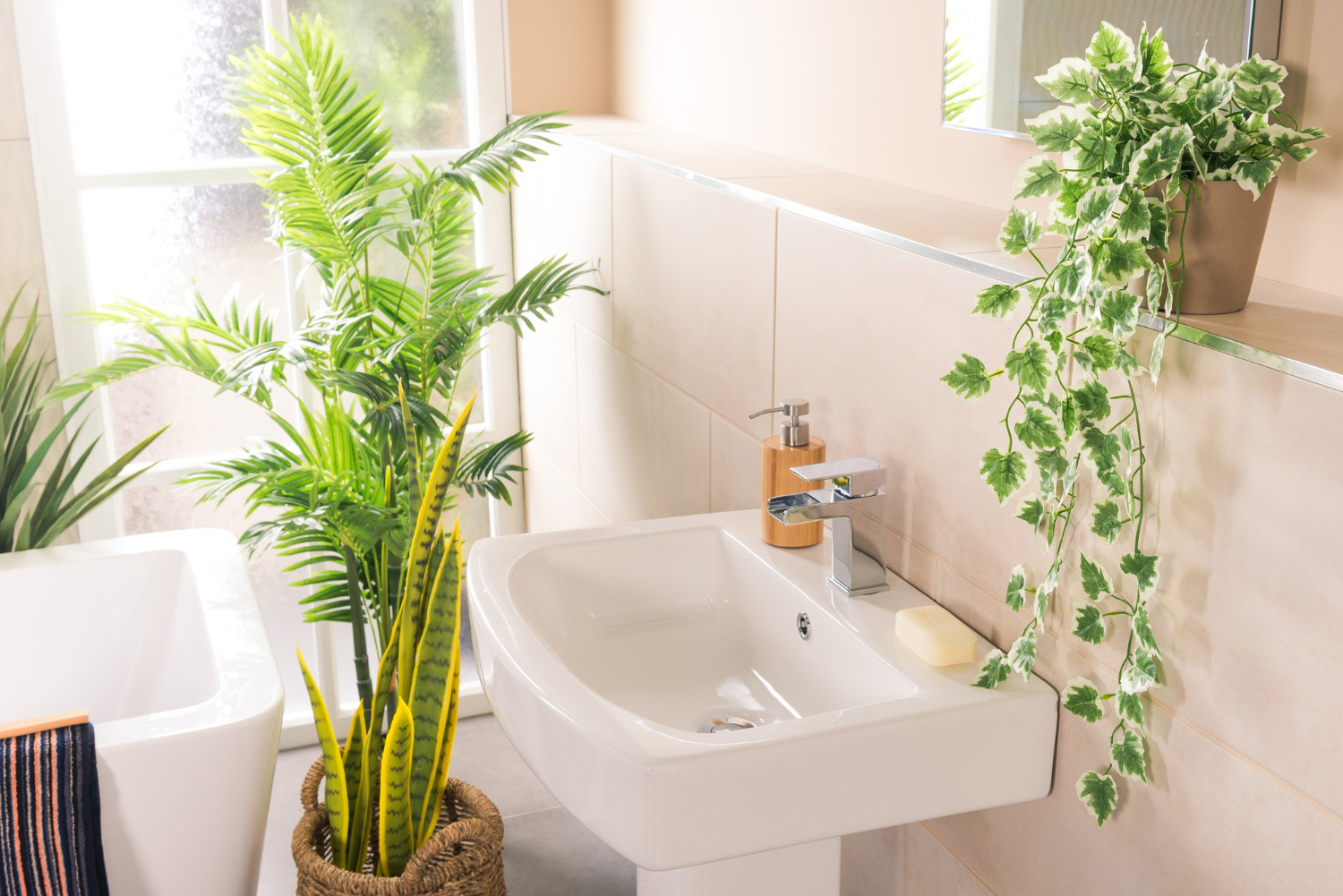 lavabo com plantas decorativas e saudáveis