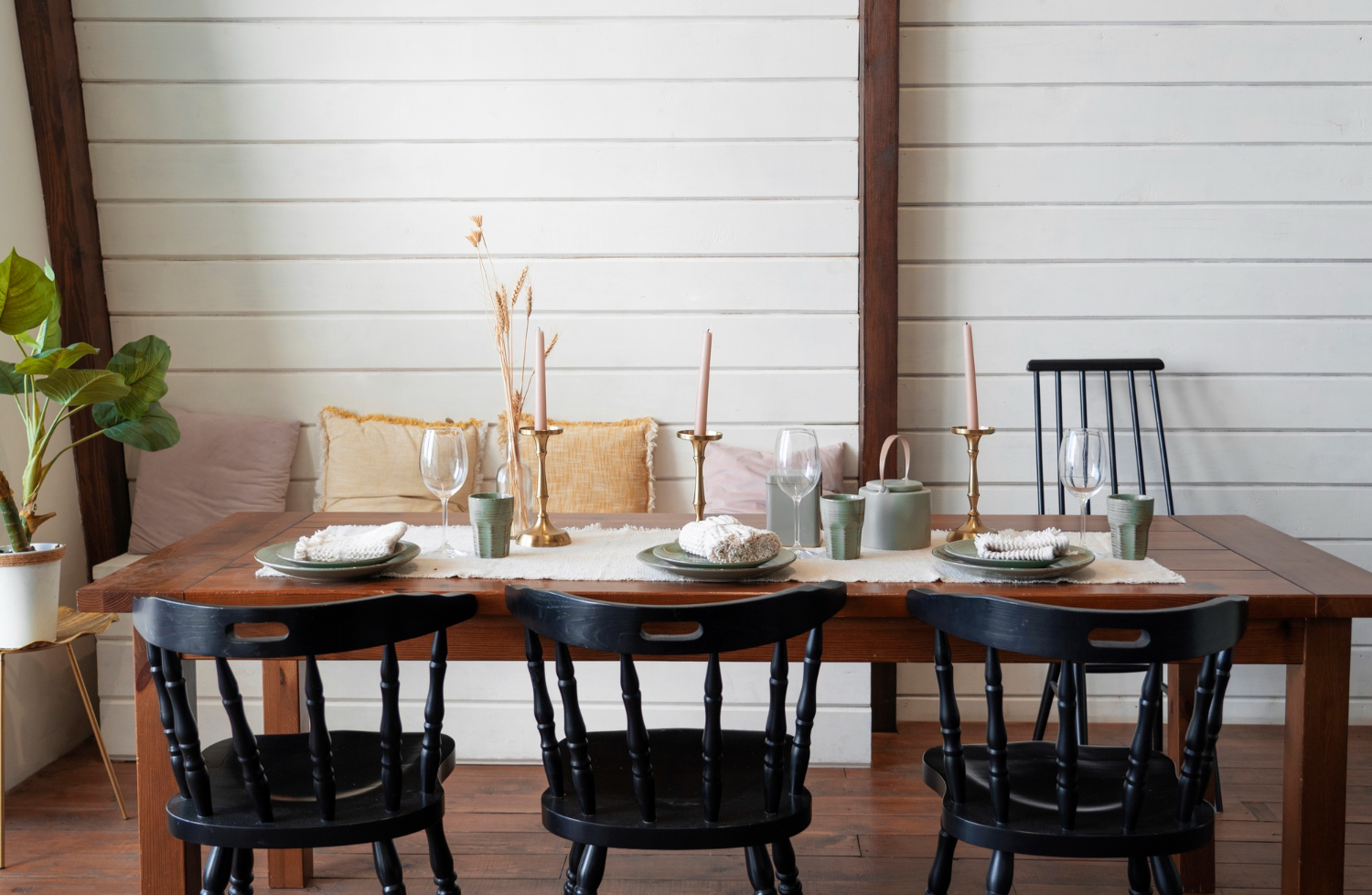 sala de jantar com decoração rústica madeira e tecidos