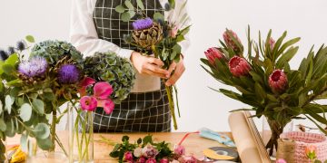 pessoa fazendo a Decoração com flores naturais.