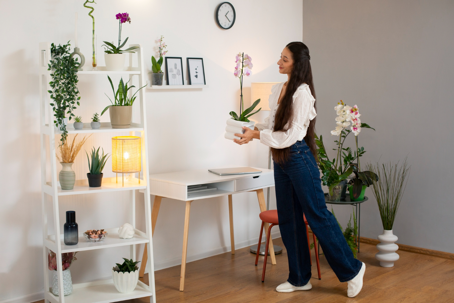 Mulher fazendo a Decoração de primavera 2024.