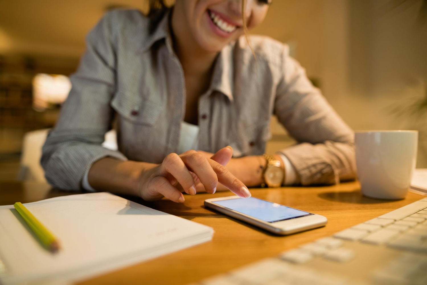 mulher usando apps de organização de rotina