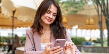 woman enjoying Apps to Organize routine.