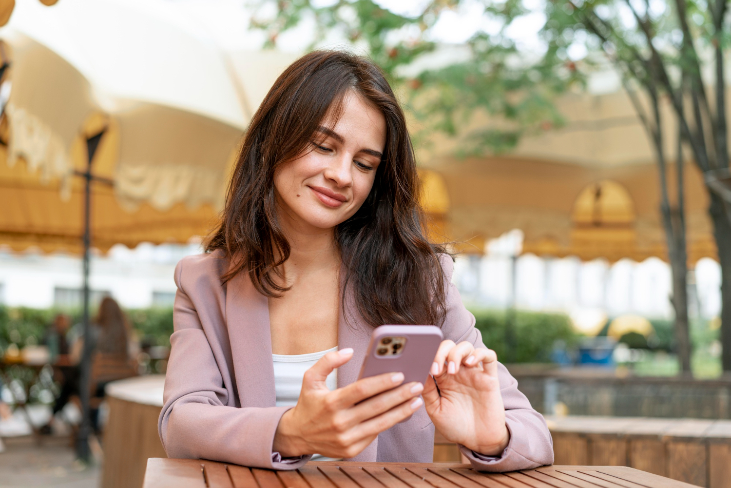 woman enjoying Apps to Organize routine.