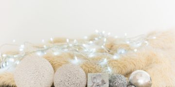 Decoração minimalista para Natal com luzes brancas