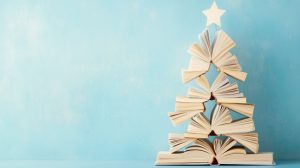 Árvores de Natal diferentes feitas com livros.