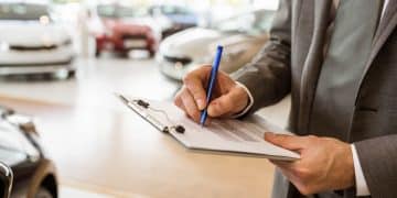 pessoa em um leilão de carros.