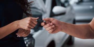 pessoa aproveitando um leilão de carros.
