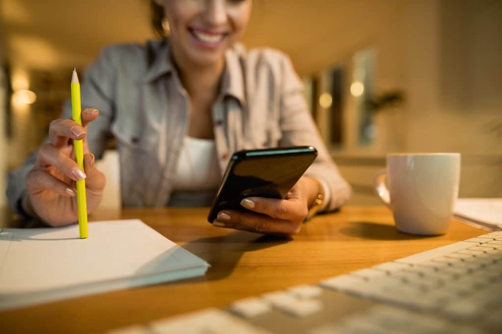Pessoa pesquisando opções acessíveis de lazer e atividades para reduzir gastos